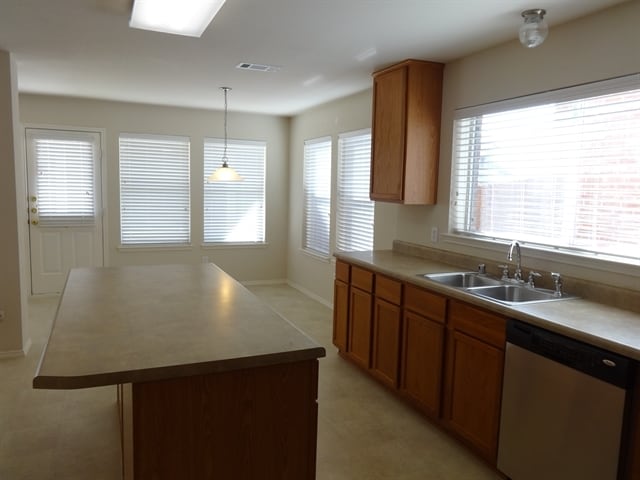 Foto del edificio - 5009 Blackwood Dr