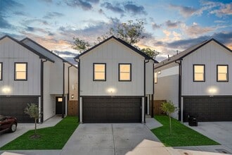 Building Photo - 1071 St Clair St