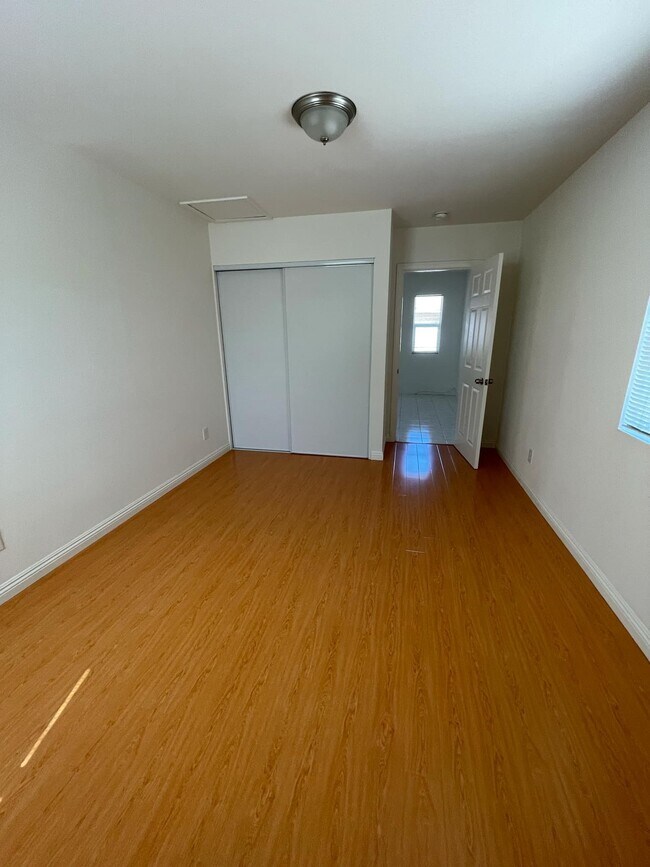 Room 2 - 1419 Prospect Ave