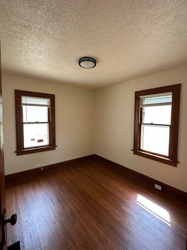 Building Photo - $1200 - Fantastic 2 Bedroom, 1 Bathroom House in Morning-Side