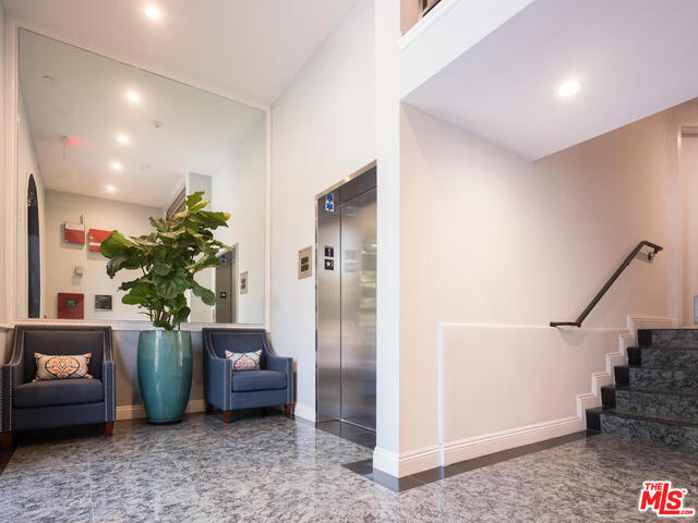 Foto del edificio - 15200 W Magnolia Blvd