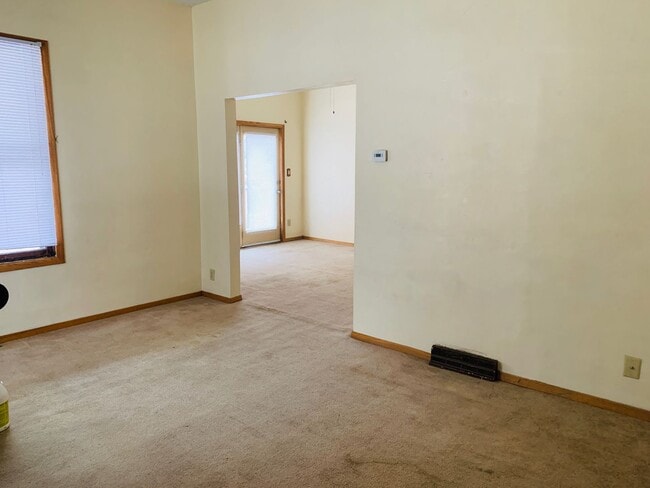 Building Photo - 801 E 6th- 4 bedroom house