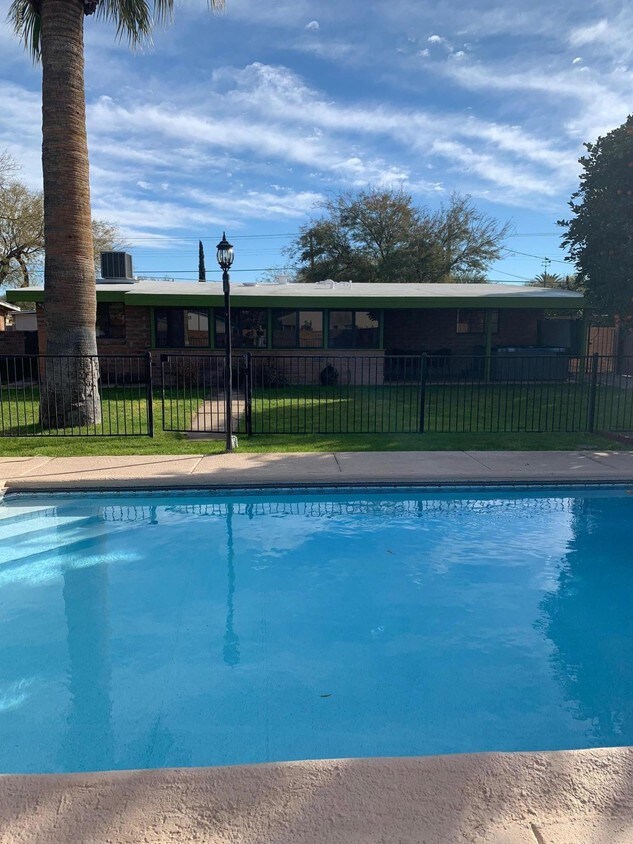 Primary Photo - 2113 N Rita Ave