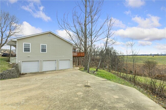 Building Photo - 14151 Rolling Hills Rd