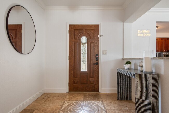 Building Photo - 3 bedroom 2.5 bath pool home in Winter Par...