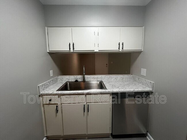 Building Photo - 5853 Century Oaks Dr