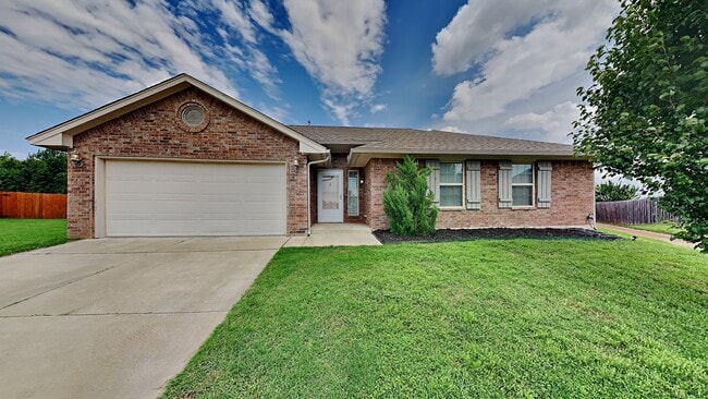 Building Photo - Nice 3 Bedroom 2 Bath Home in Mustang Schools