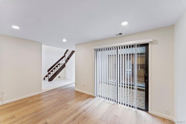 Building Photo - 277 Vista Dr