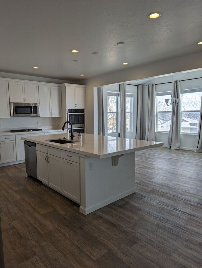Building Photo - Beautiful 4 bedroom home in Saratoga Springs