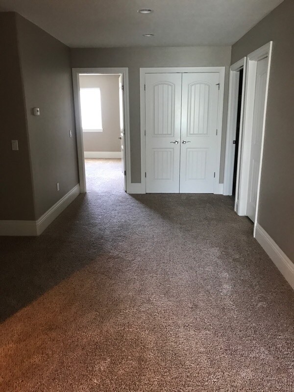Building Photo - 300 Fox Hills Dr