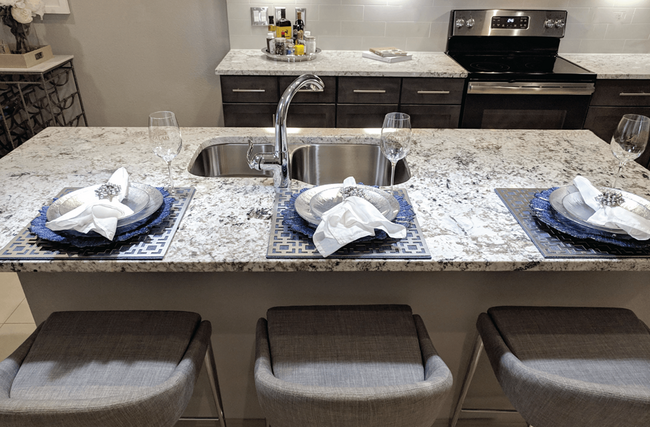Foto del edificio - Ultra Luxury, Desirable Finishes/Amenities...