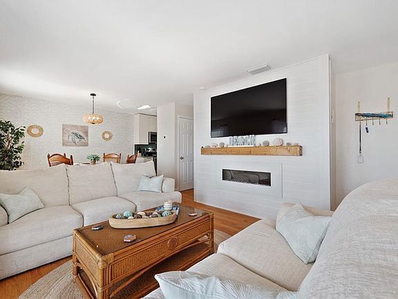 Building Photo - 5102 Coquina Key Dr SE