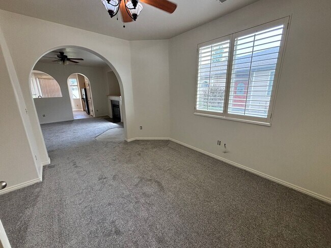 Building Photo - Beautiful 3 bedroom 2 bath unit is a must ...