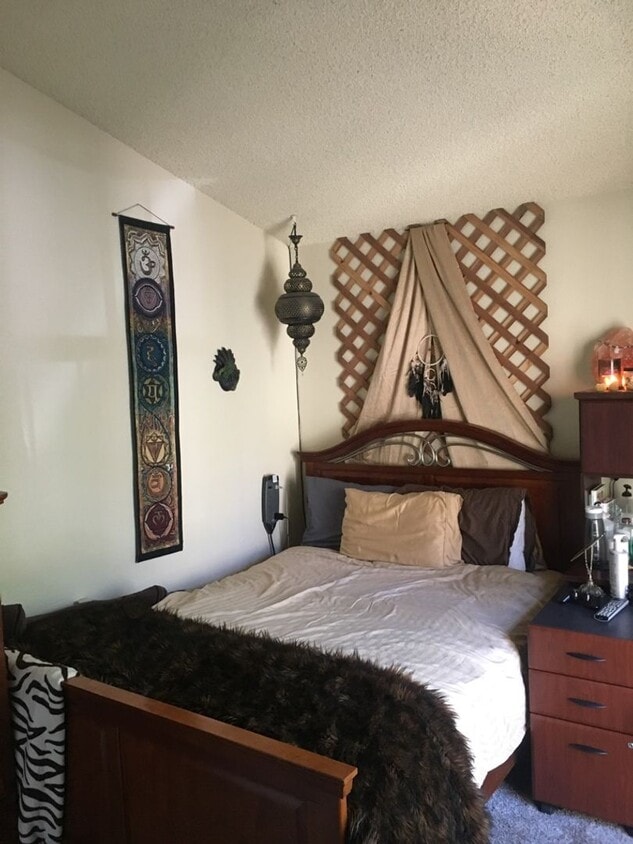 Nice updated Townhouse with off street parking. - Nice updated Townhouse with off street parking.