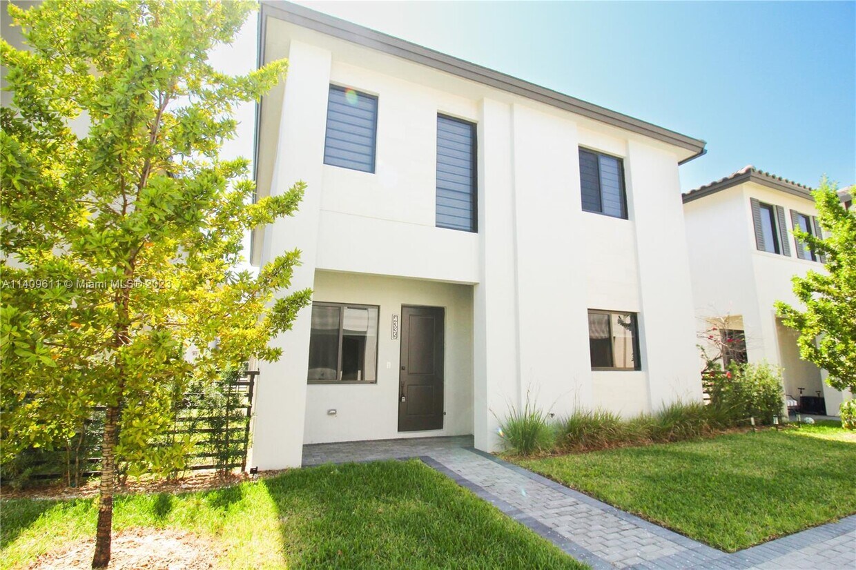 Foto principal - 4335 NW 81st Ave