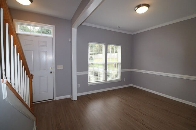 Building Photo - Great 3 Bed 2.5 bath townhome in Sunset Po...
