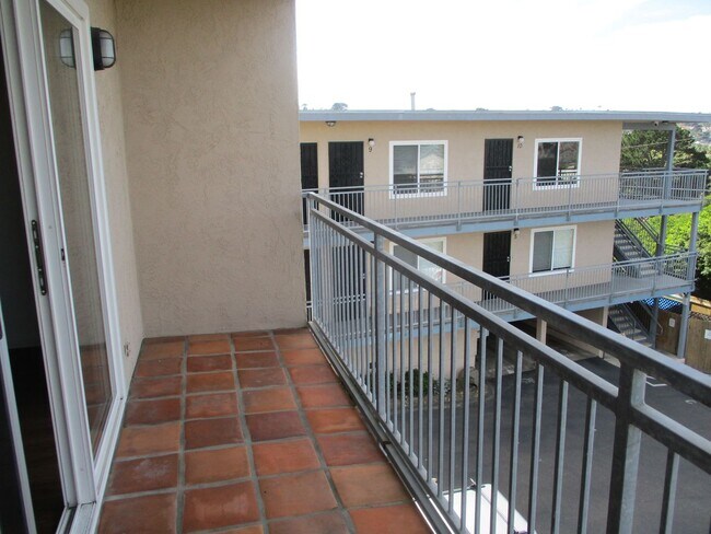 Foto del edificio - Desirable Pt Loma Fully Updated 1 BDR 1 BA Apartment.