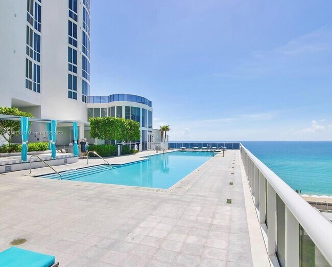 Foto del edificio - 15811 Collins Ave