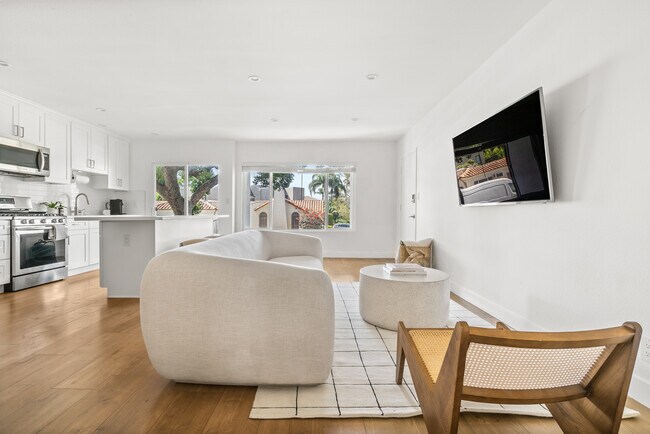 Foto del edificio - 8359 Rosewood Ave
