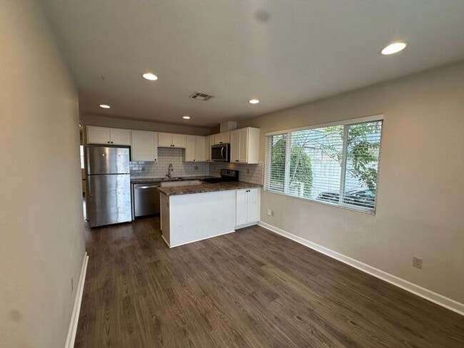 Building Photo - 1117 Buena Vista Ave