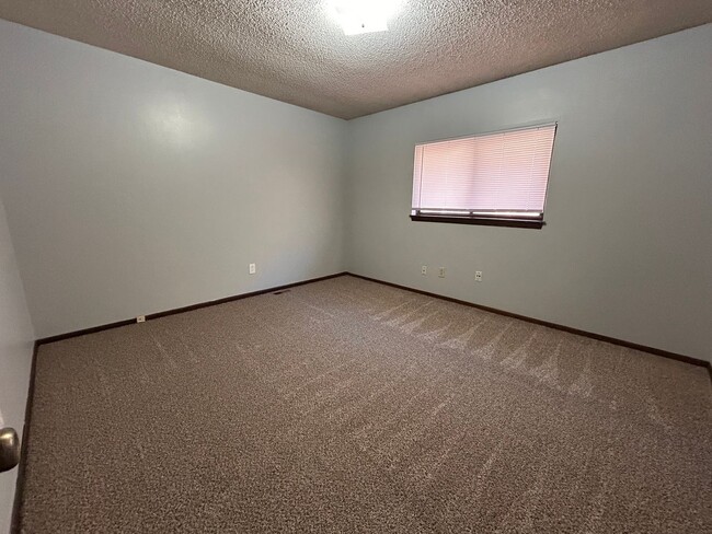 Building Photo - Spacious 3 Bedroom, 2 Bath Duplex