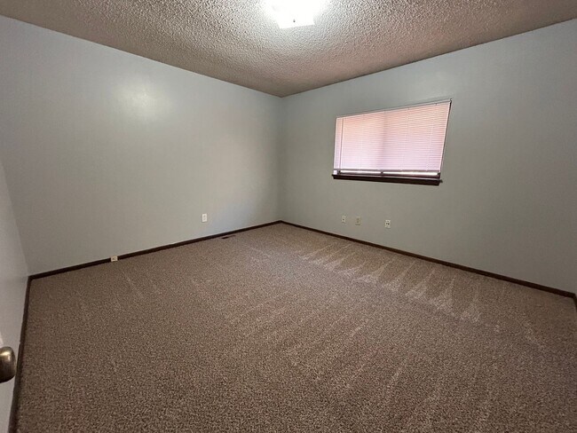 Foto del edificio - Spacious 3 Bedroom, 2 Bath Duplex