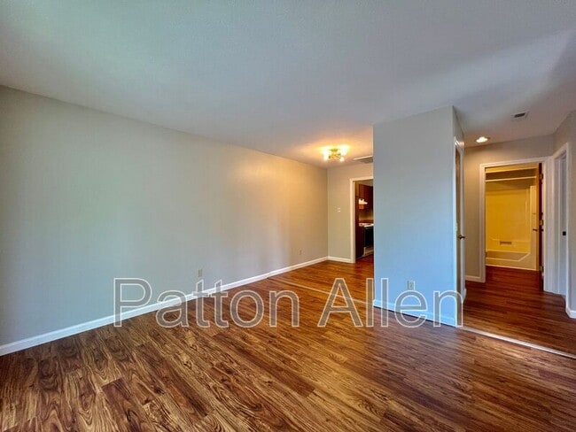 Building Photo - 580 Courtwood Ln