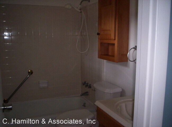 Building Photo - 647 Huntington Road