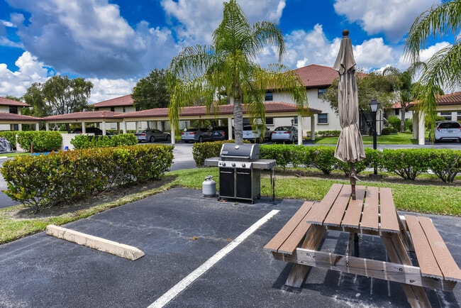 Foto del edificio - 390 SW South River Dr