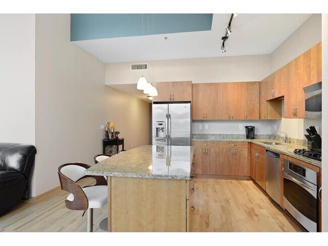 Building Photo - 215 10th Ave S