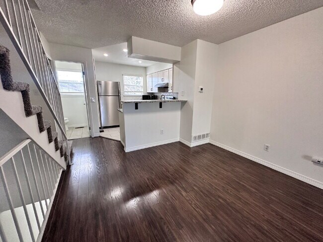 Foto del edificio - ~Available Now~ Beautifully Updated Two-Bedroom Townhome in Littleton!