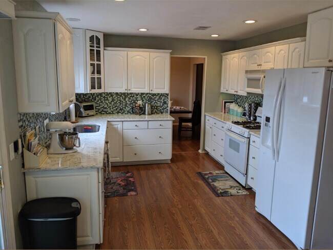 Building Photo - 6305 Heron Dr