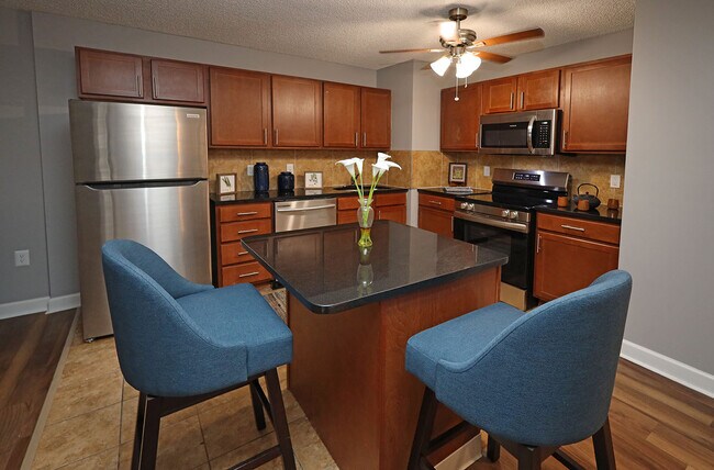 Suite modelo recientemente renovada - Cocina - Reserve Square Apartments