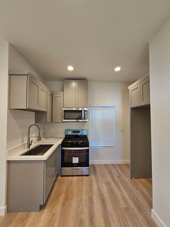 Building Photo - 9791 Oasis Ave