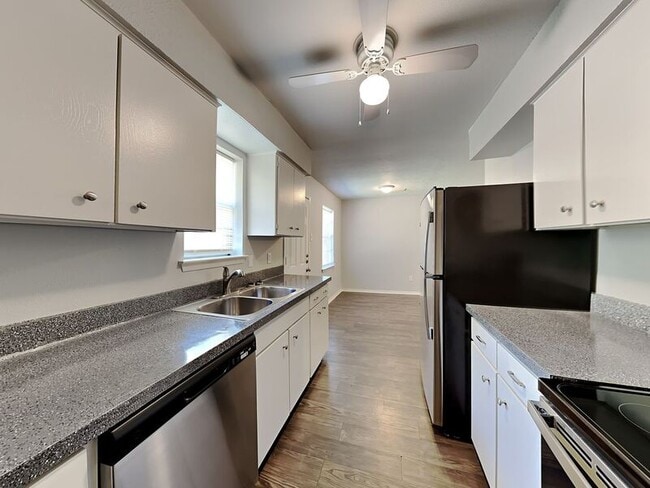 Building Photo - 833 Stanford Dr