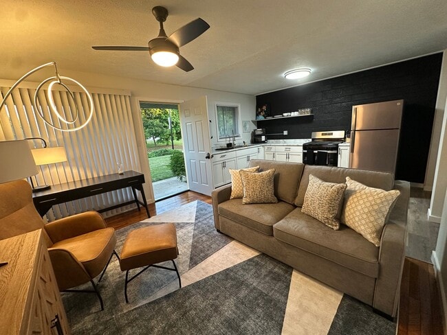 Building Photo - 652 E Main St