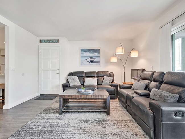 Building Photo - 7405 Seashore Dr