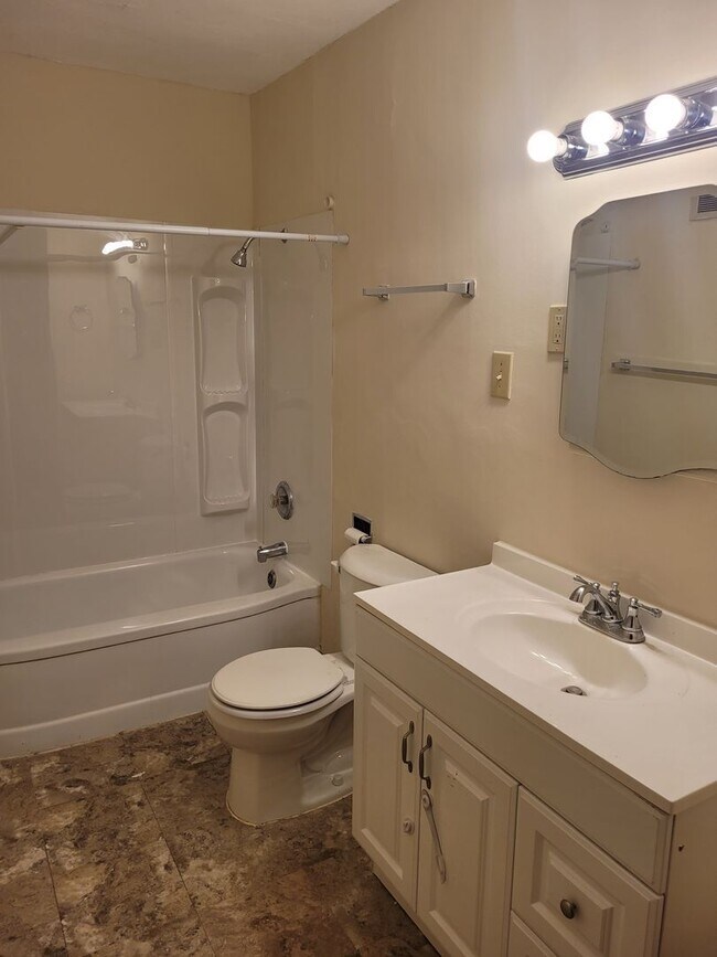 Foto del edificio - 3 bd, 2 ba house in east campus across from Boone Hospital, walk to campus and downtown, great sh...