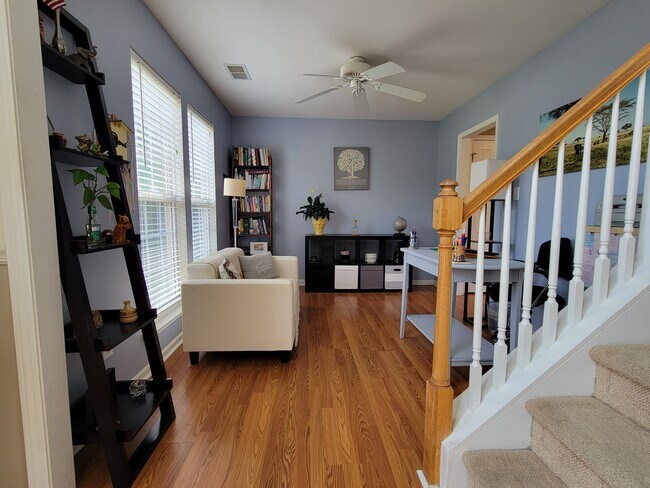 Foto del edificio - 9902 Redbud Tree Ct