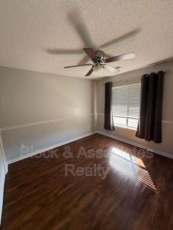 Building Photo - 410 English Ct