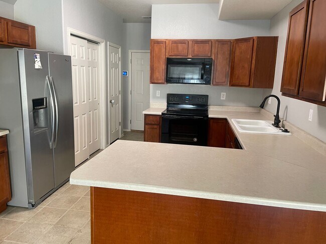 Foto del edificio - Charming 2BD/2.5BA Townhome with Attached ...