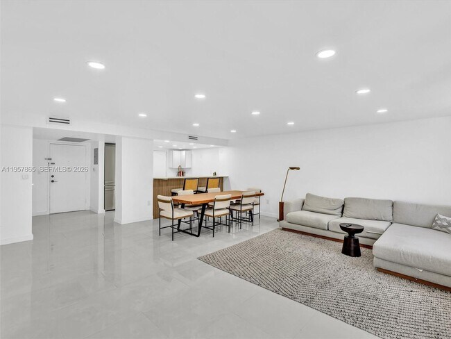 Foto del edificio - 10000 W Bay Harbor Dr