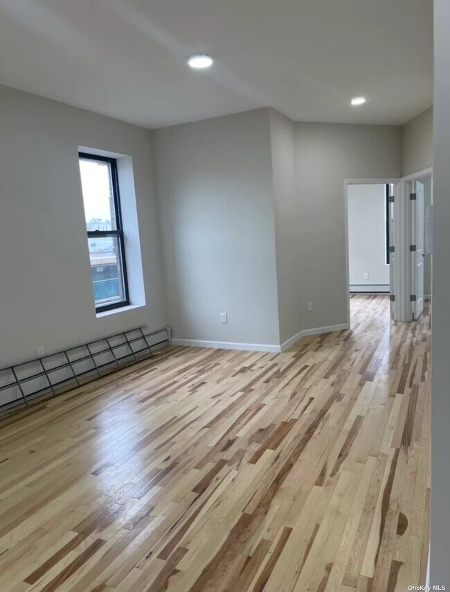 Foto del edificio - 66-94-94 Fresh Pond Rd