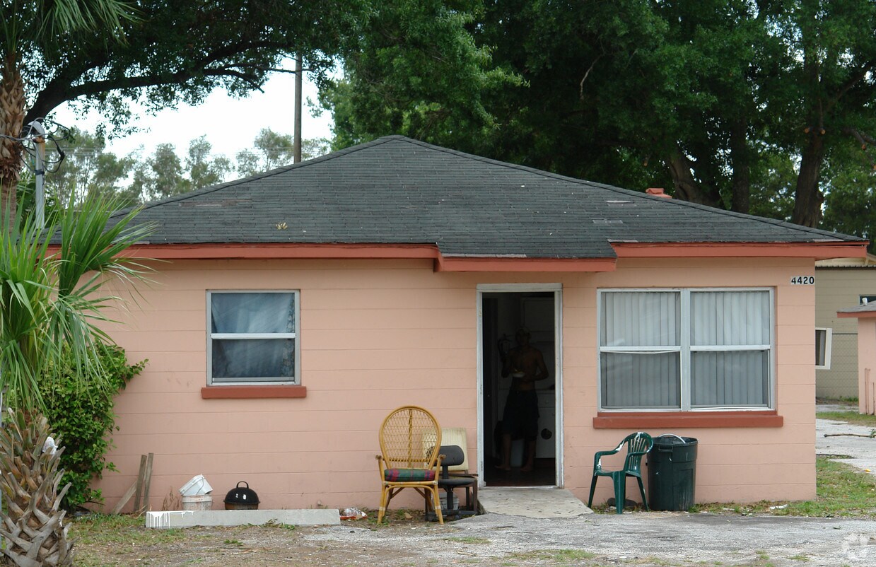 Building Photo - 4418 N Clark Ave