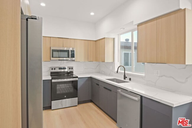Foto del edificio - 1709 Burnside Ave