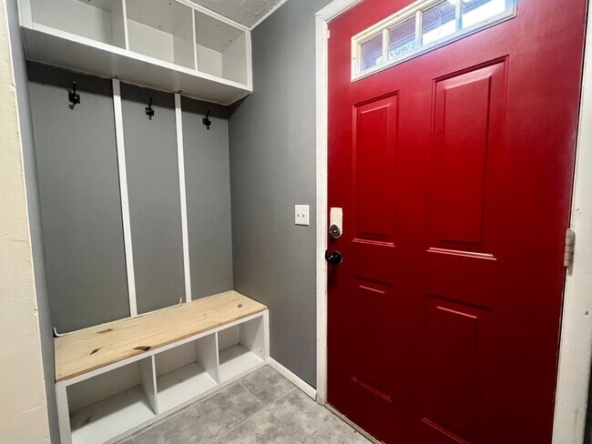Foto del edificio - Spacious 3-bedroom, 1.5-bath Colonial in E...