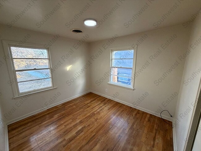 Building Photo - Beautiful- 3 Bedroom 1 bathroom Freshly Painted!