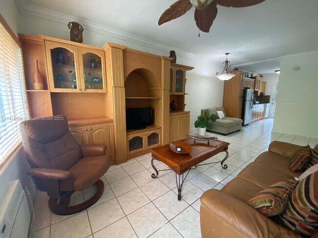 Foto del edificio - 6490 Collins Ave