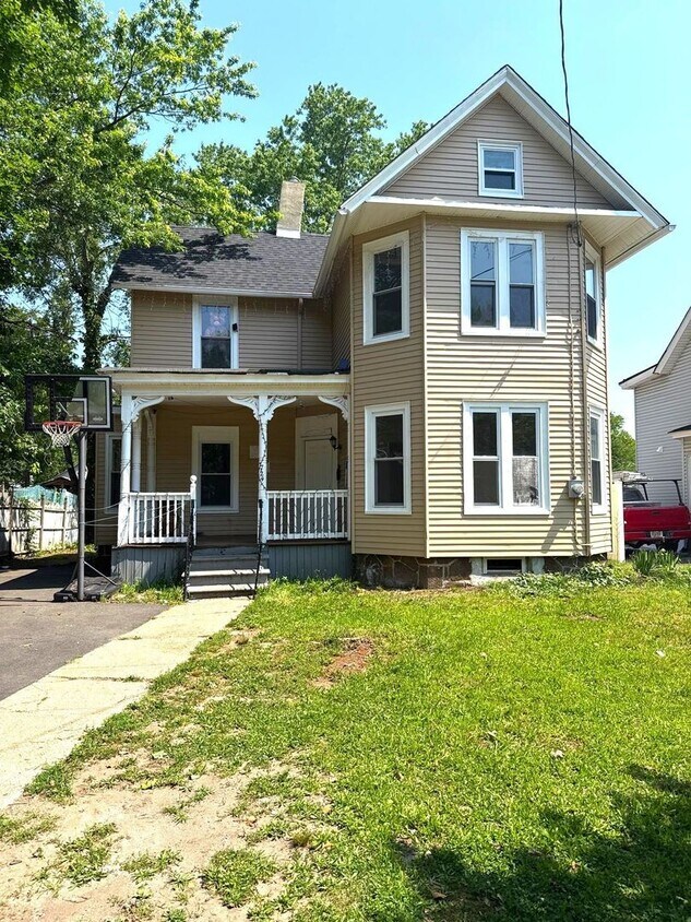 Foto principal - Freshly Updated 4-Bed 2-Bath Home with Spa...