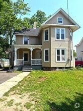 Building Photo - 724 E Pear St